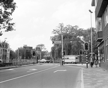 884466 Afbeelding van ANWB-wegwijzers op een zuil bij de kruising van de Abstederdijk (voorgrond) en Tolsteegsingel te ...